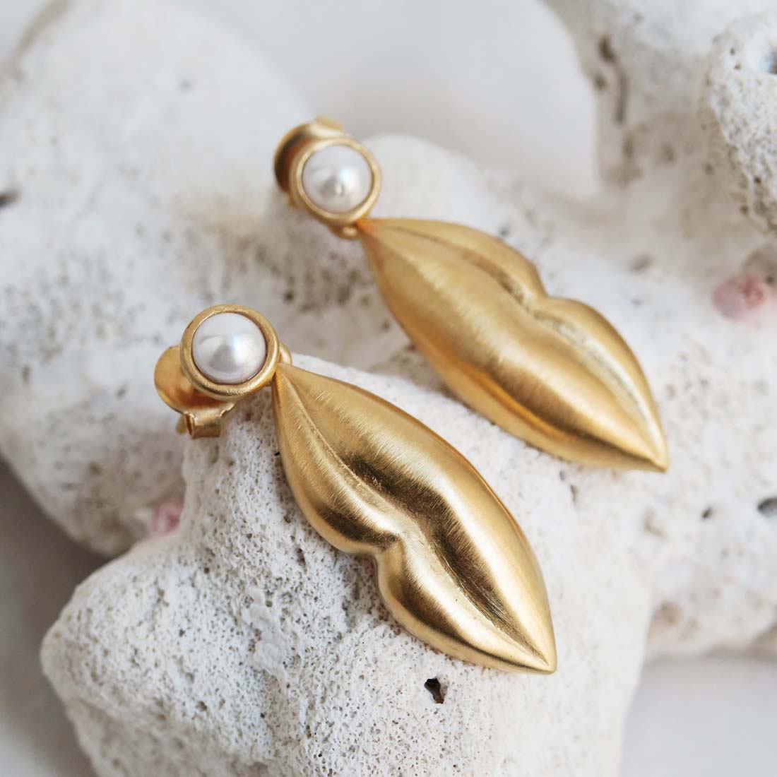 Dali Pearl Lips Earrings